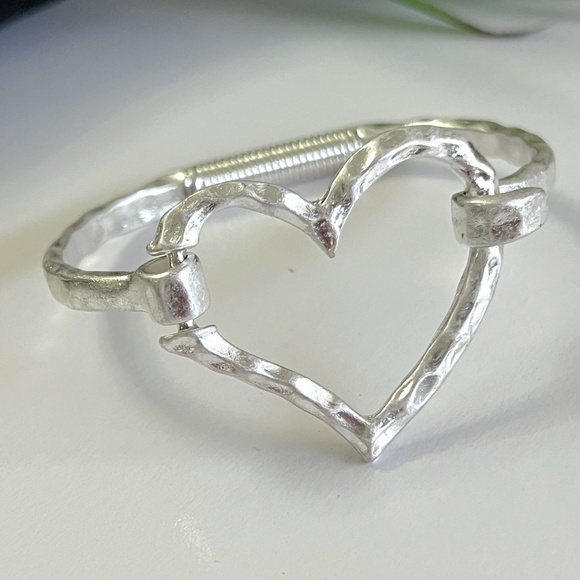 Silver Plated hammered Heart cuff bracelet bangle Stainles Steel Womens jewelry - Picture 1 of 5